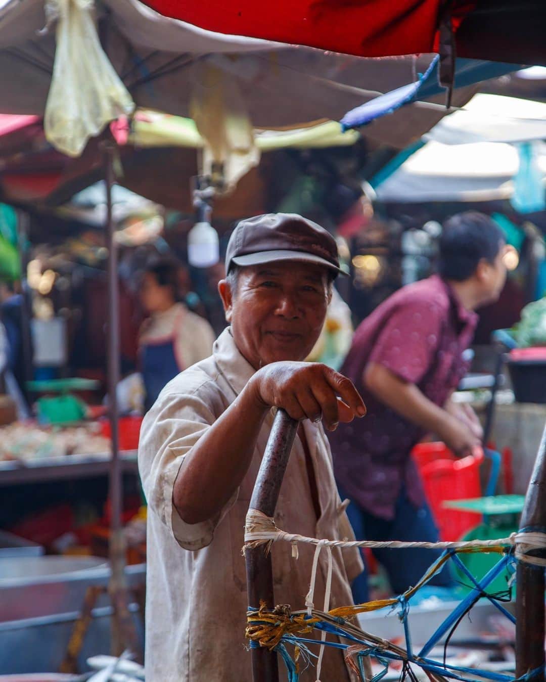 Shunsuke Miyatakeのインスタグラム：「A man on a short break in a busy morning market, Phnom Penh, Cambodia」