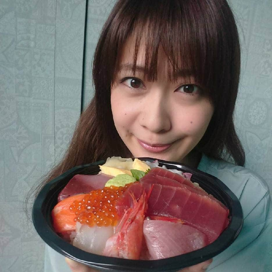 山田彩乃さんのインスタグラム写真 - (山田彩乃Instagram)「今日のお昼ご飯はダイニング大助さんの海鮮丼♡ .  ダイニング大助県庁店さんは 「残さず食べよう！にいがた県民運動」の協力店で 様々な食品ロス削減の取り組みを行われているのです＾＾＊ .  宴会では一口サイズで食べられるように調理されていたり 廃棄率を下げるためにブリカマなどをメニューに 取り入れたりしているんだそう♪ .  新潟県内にはほかにも 食品ロス削減に向けて取り組んでいる 飲食店さんが沢山ありますので 新潟県のHPも見てみてくださいね☺ https://www.pref.niigata.lg.jp/sec/haikibutsu/1356851678476.html .  #ぜーんぶおいしく食べきり隊 #エコニャン #食品ロス削減 #新潟県 #飲食店 #リリマリ #山田彩乃」10月19日 23時36分 - ayano.yamada