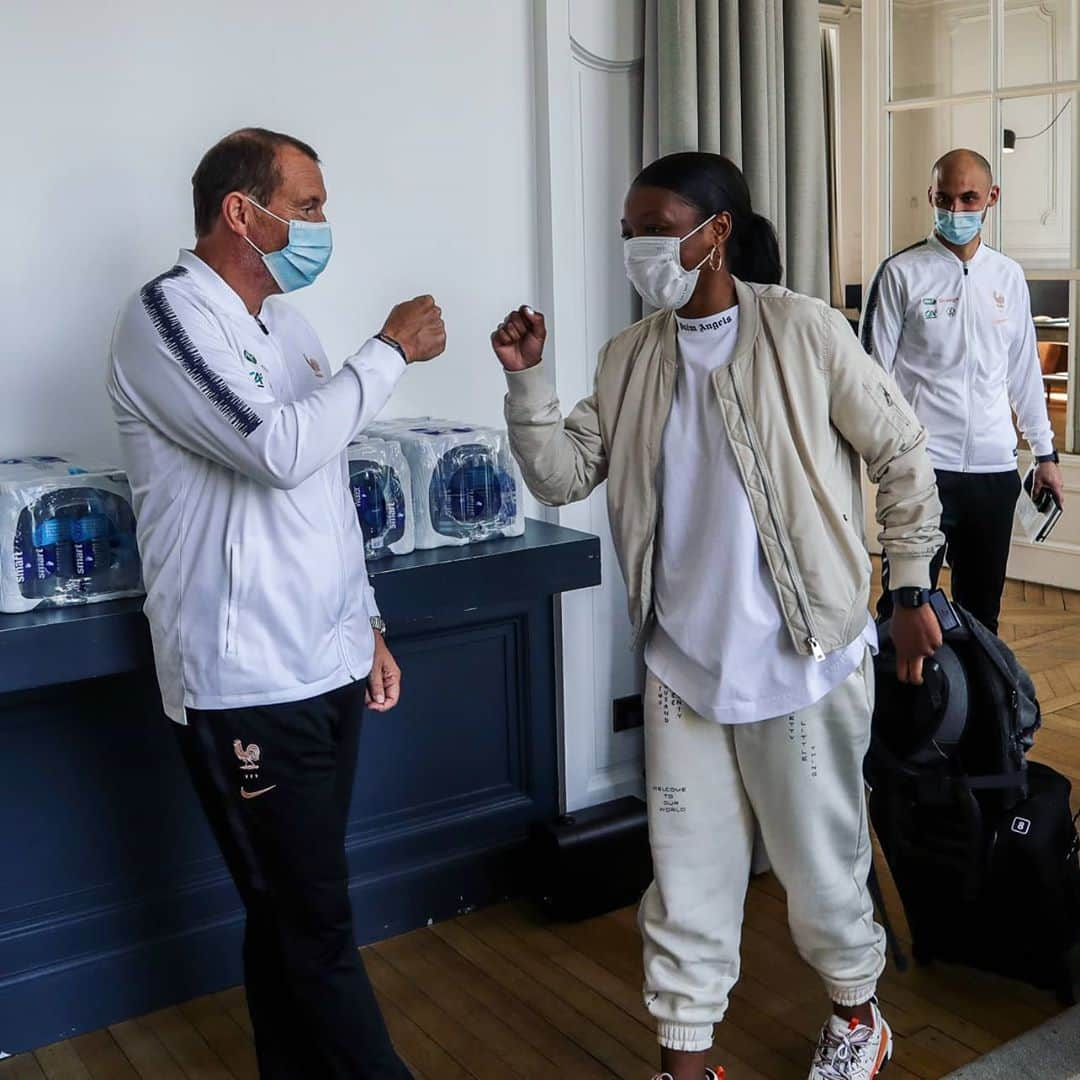 サッカー フランス代表チームさんのインスタグラム写真 - (サッカー フランス代表チームInstagram)「Les Bleues sont bien arrivées à Clairefontaine pour préparer leurs deux matchs à venir ! 23/10 🔜 France - Macédoine du Nord 27/10 🔜 Autriche - France  #FiersdetreBleues #FRAMDN #AUTFRA -  Back to Clairefontaine 👌」10月19日 23時37分 - equipedefrance