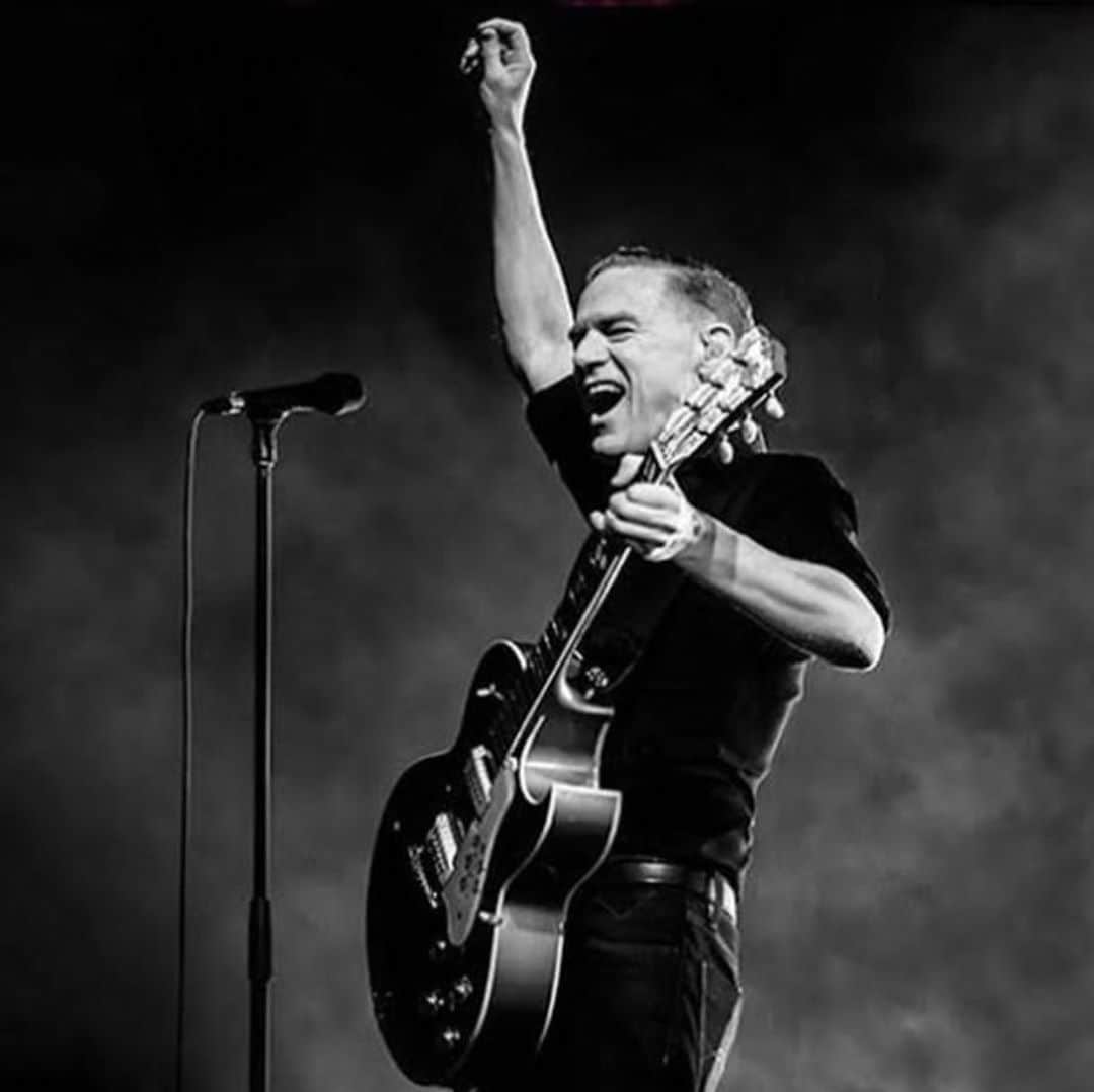 ブライアン・アダムスのインスタグラム：「Rockin’ out somewhere (DM for 📷 credit)」