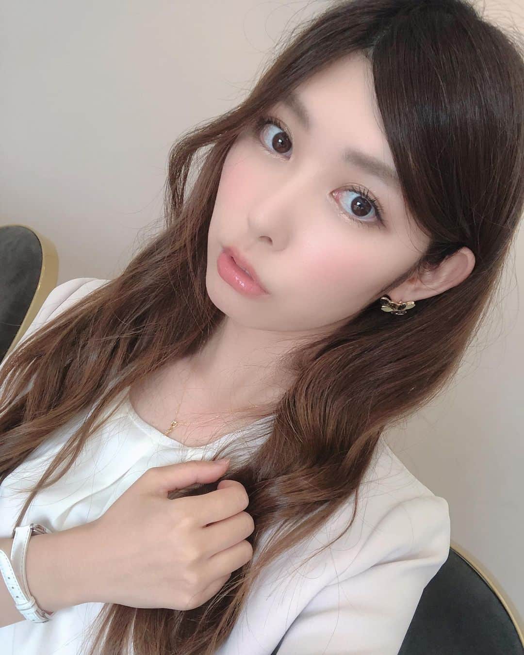 橘ゆりかのインスタグラム：「🧥👠👜﻿ ﻿ 司会のお仕事の時は﻿ こういう雰囲気でやってます🖋﻿ ﻿ 腕時計必須色味おさえめでジャケットスタイル☺️﻿ ﻿ ﻿ #お仕事コーデ #ジャケットスタイル #司会#この日は #講演会 #ワントーンコーデ #橘ゆりか #olコーデ #ナチュラルメイク」