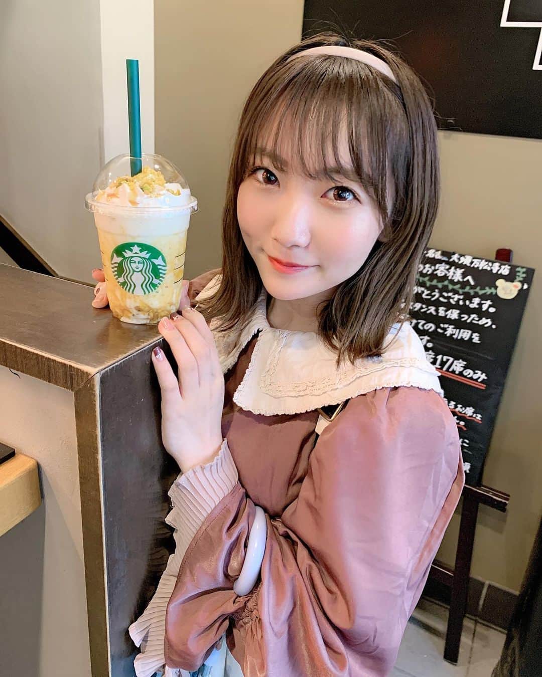 夏川愛実のインスタグラム：「﻿ ﻿ いも💗﻿ #オータムスイートポテトフラペチーノ﻿ ﻿ ﻿ #スタバ新作#芋#芋スイーツ#スタバ#スターバックス﻿ #フラペチーノ#スイートポテト#芋スイーツ #niceclaup#秋服#秋コーデ#カチューシャ」