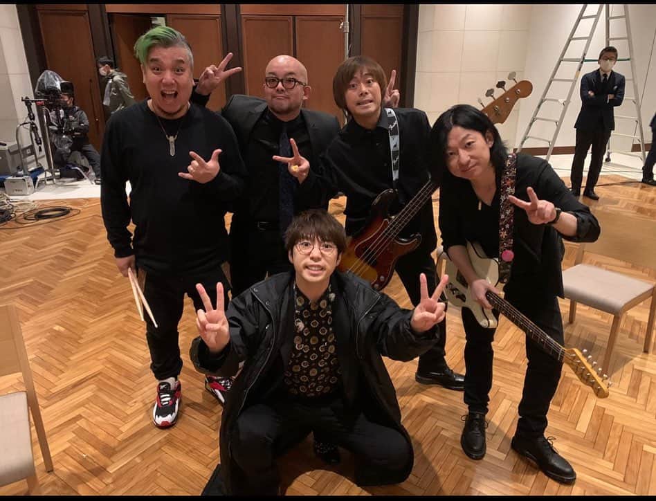 のインスタグラム：「本日は、高橋優くんサポート❗️ カウントダウンTV❗️ライブ❗️ライブ❗️ 生放送でした。  めっちゃええ場所でした。 そして、高橋優の晴れ男には ホンマあっぱれでした🤘  こうして叩けた事に  感謝。  #高橋優 #cdtvライブライブ」
