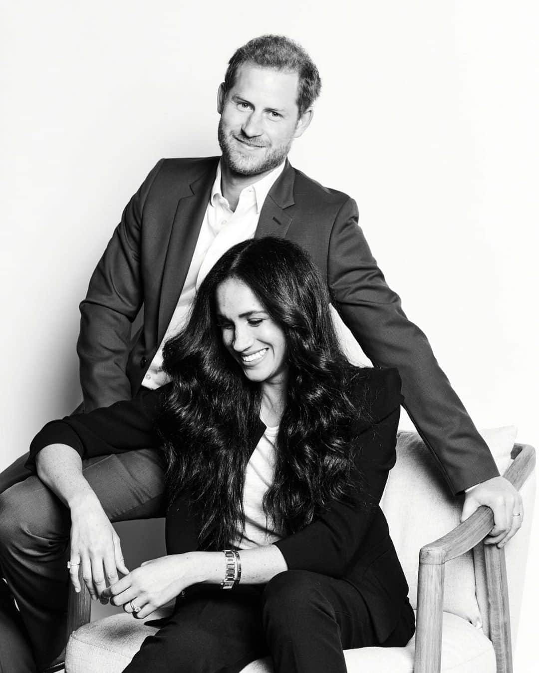 People Magazineさんのインスタグラム写真 - (People MagazineInstagram)「Meghan Markle and Prince Harry are revisiting their favorite pose! ❤️ A new black-and-white portrait of the couple — their first since stepping down from their roles as senior members of the royal family earlier this year — was released last week in celebration of their special edition of TIME100 Talks. Tap the bio link for a look back at the similar pose from the couple's dreamy engagement photos in 2017. ✨ 📷: @msayles」10月19日 23時41分 - people