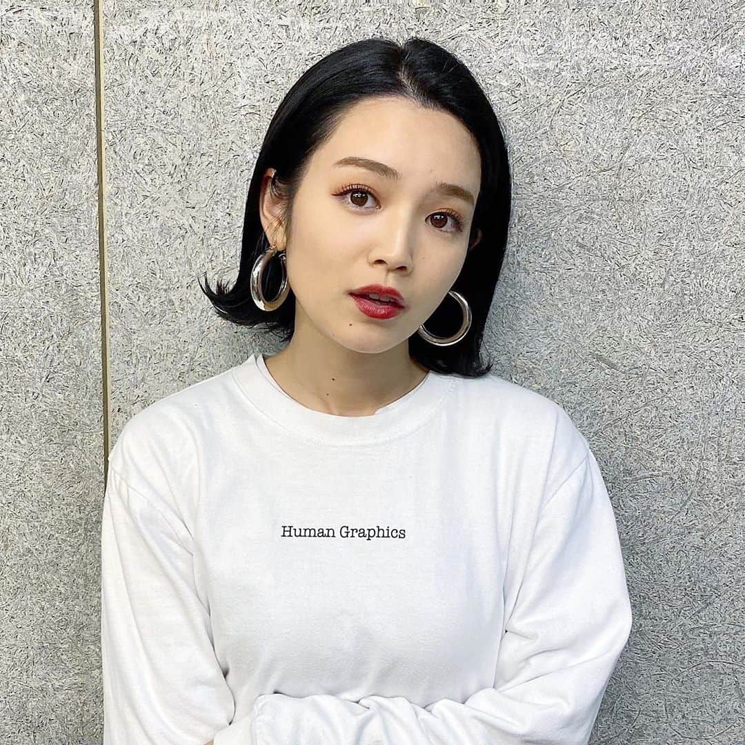 富久美玲のインスタグラム：「_ . またまた、かなりのイメチェン！w 今までしたカラーで1番暗い髪色に🖤 . たった1ヶ月の金髪でしたとさ🥺👋 . 短期間に2回もカラー有難すぎる🙏 . #ヘアメンテナンス#ミニボブ#暗髪#アッシュブラック#ヘアカラー」