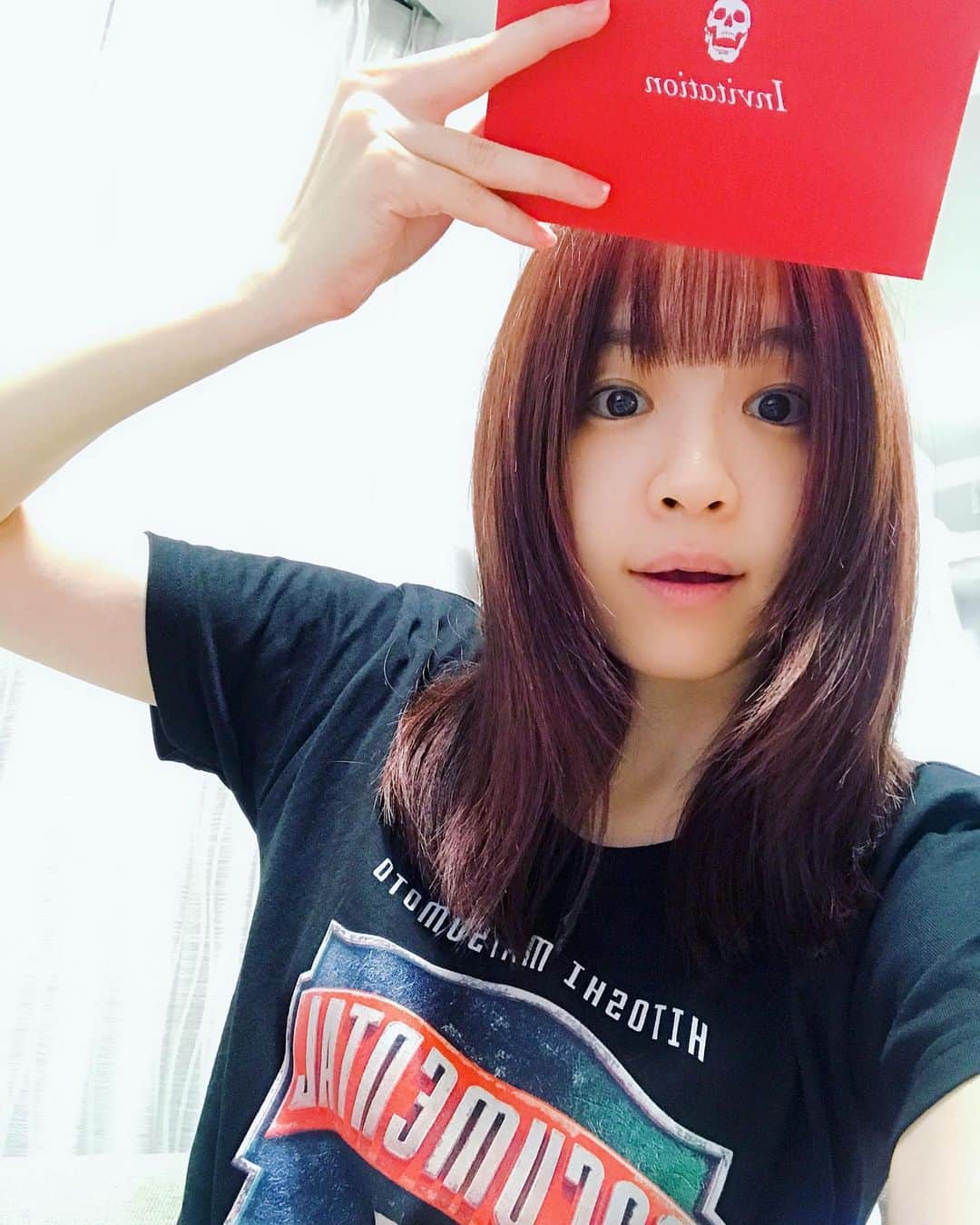 諏訪彩花のインスタグラム：「シーズン8ーーーーーーψ(｀∇´)ψ☠️❤️🙌🙌🙌今回もやばいです。どうしよう、、、😇 だめだ、泣き笑いすぎてダムがもう。。。笑  うう、Tシャツがうれしすぎる。。。ありがとうございます☺️✨✨✨✨ #ドキュメンタルシーズン8」