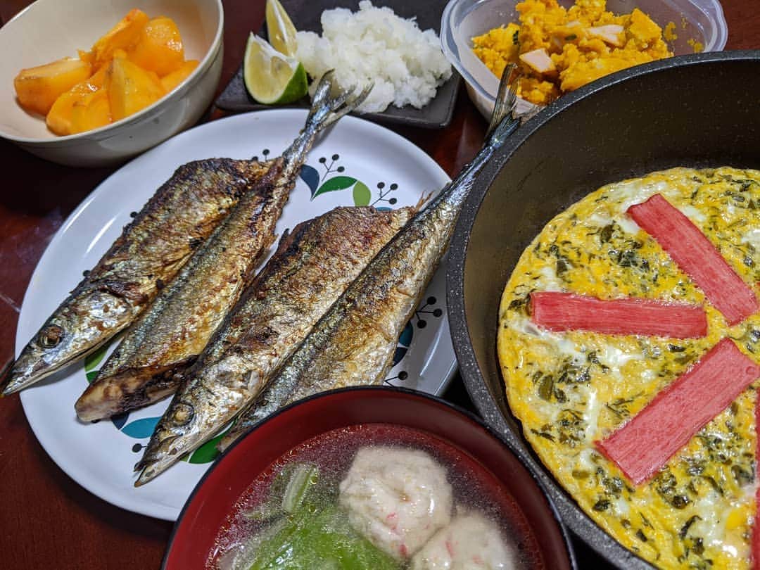 山部朱里のインスタグラム：「. . 【秋の味覚堪能してます。】 ①カニカマ高菜オムレツ 適当にカニカマどんどんどーんです。 ②カニつみれ白菜汁 カニかぶりやないかい！刻んだ生姜、はまぐりだしの素、ごま油、お醤油、お酒、お塩！ ③サンマ 北海道厚岸のサンマ！ママ友からのおすそわけ。貴重なサンマをありがとうございます。私はサンマのハラワタも大好き。新鮮だからか臭みもなくてほんのり甘さもありました。もう1尾いただいたから、竜田揚げにしようか蒲焼きっぽくしようか迷い中。主人に三枚おろしにしてもらったので骨はおせんべいにするつもり。 写真の向き直せばよかったなあ。 ④柿 種なし柿！78円だったかな。 ⑤大根おろしとレモン かぼすもすだちもなくて。レモン！ ⑥かぼちゃポテトサラダ こちらもママ友シリーズ！ バジルとチーズはいってる！口当たりまろやなかかぼちゃサラダはバジルの香りがよくて、チーズの塩気がかぼちゃの甘さを引き立ててました。 . . #おうちごはん  #お家ごはん  #おかず #簡単料理 #料理 #簡単レシピ #節約 #自炊 #手料理 #秋の味覚  #秋刀魚  #かぼちゃ  #柿 #北海道 #厚岸 #子育て #育児 #年子 #男の子ママ  #兄弟 #ごちそうさまでした」