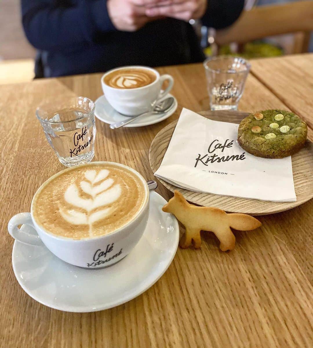 Eat With Steph & Coのインスタグラム：「The cutest of biscuits and great coffee @cafekitsune will go back for an egg Sando and some Japanese inspired patisserie soon 🙌🏻  Location: Belgravia  Price: £4 coffee, £3.5-£6.5 for sweets Cuisine: French patisserie with a Japanese twist Best for: coffee and cake/sandwich Top dish: fox 🦊 biscuit (everything I tried was good!) Book ahead: No Vegan/Veggie: Veggie not vegan」