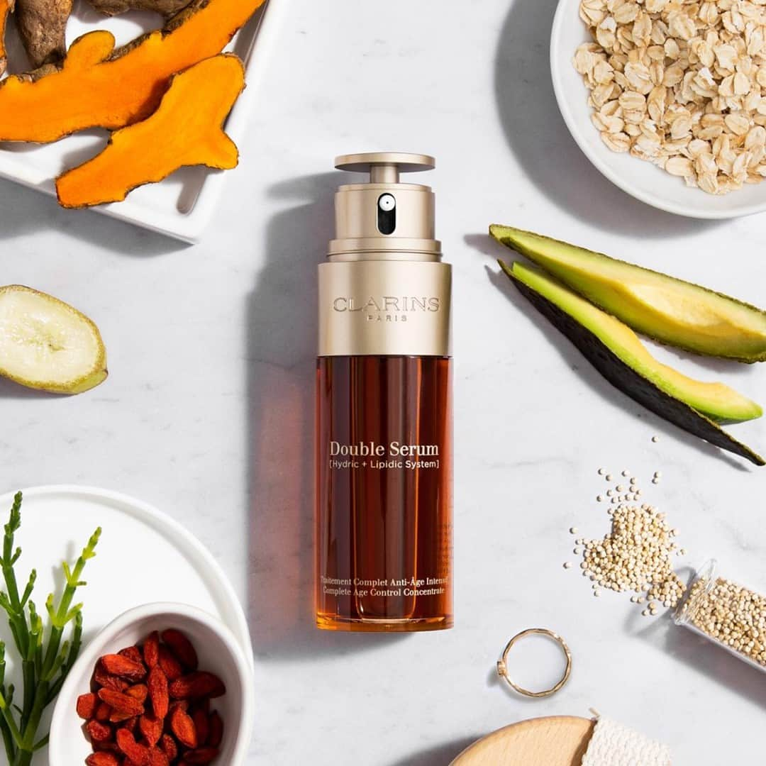 Clarins Franceさんのインスタグラム写真 - (Clarins FranceInstagram)「Savez-vous ce que contient un flacon Double Serum ? Un concentré de 21 extraits de plantes pour stimuler les 5 fonctions vitales de la peau :​⁣ ✔️Hydratation​⁣ ✔️Nutrition​⁣ ✔️Oxygénation​⁣ ✔️Régénération​⁣ ✔️Protection​⁣ Quand est-ce que vous l’adoptez ? 😉⁣ .⁣ .⁣ #Clarins #MonSoinClarins #ClarinsDoubleSerum #DoubleSerum #MyDoubleSerum​」10月19日 23時56分 - clarinsfr