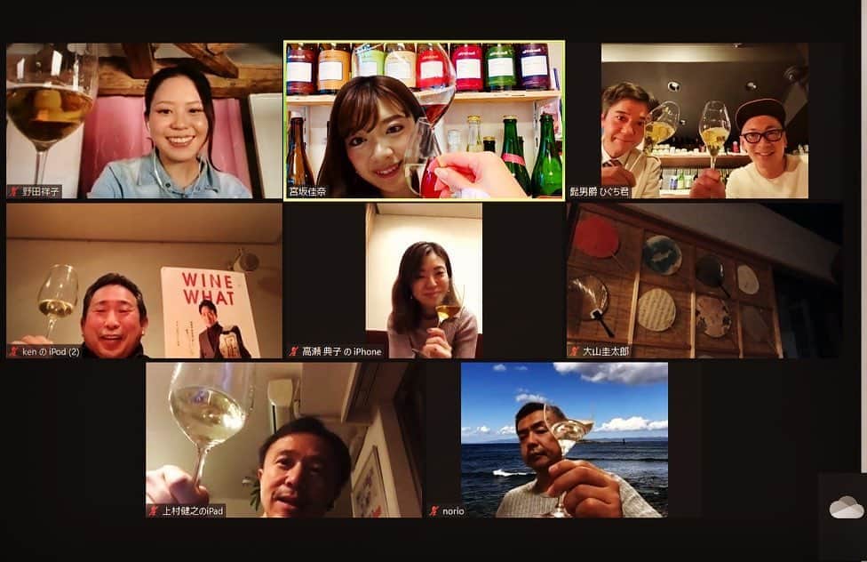 のインスタグラム：「一昨日は 「WINE WHAT(ワインワット)」鈴木文彦社長にご参加いただき、 オンラインサロン 「ひぐち君の日本ワイン会」 リモートワイン会でした🍷 目から鱗のお話、盛り沢山でした😁 毎週開催していますので、ご興味ある方は一緒に楽しくワインを勉強しましょう😊 そして昨日のオンラインイベント「信州地酒サミット2020」にご参加いただいた皆さま、ありがとうございました🍷 長野に行きたくなりましたね😁 #winewhat  #ワインワット #winemagazine  #turckheim  #collectionterroirs 2016🍷 #pinotgris  #alsace  #france 🇫🇷 #日本ワイン　🇯🇵 #japanesewine #vinjaponais  #wine #vin #vino #winetime #winelover  #instawine #wineexpert  #tokyo  #zoom #zoomwinetasting  #リモートワイン会  #オンラインサロン #ひぐち君の日本ワイン会  https://lounge.dmm.com/detail/1486/」