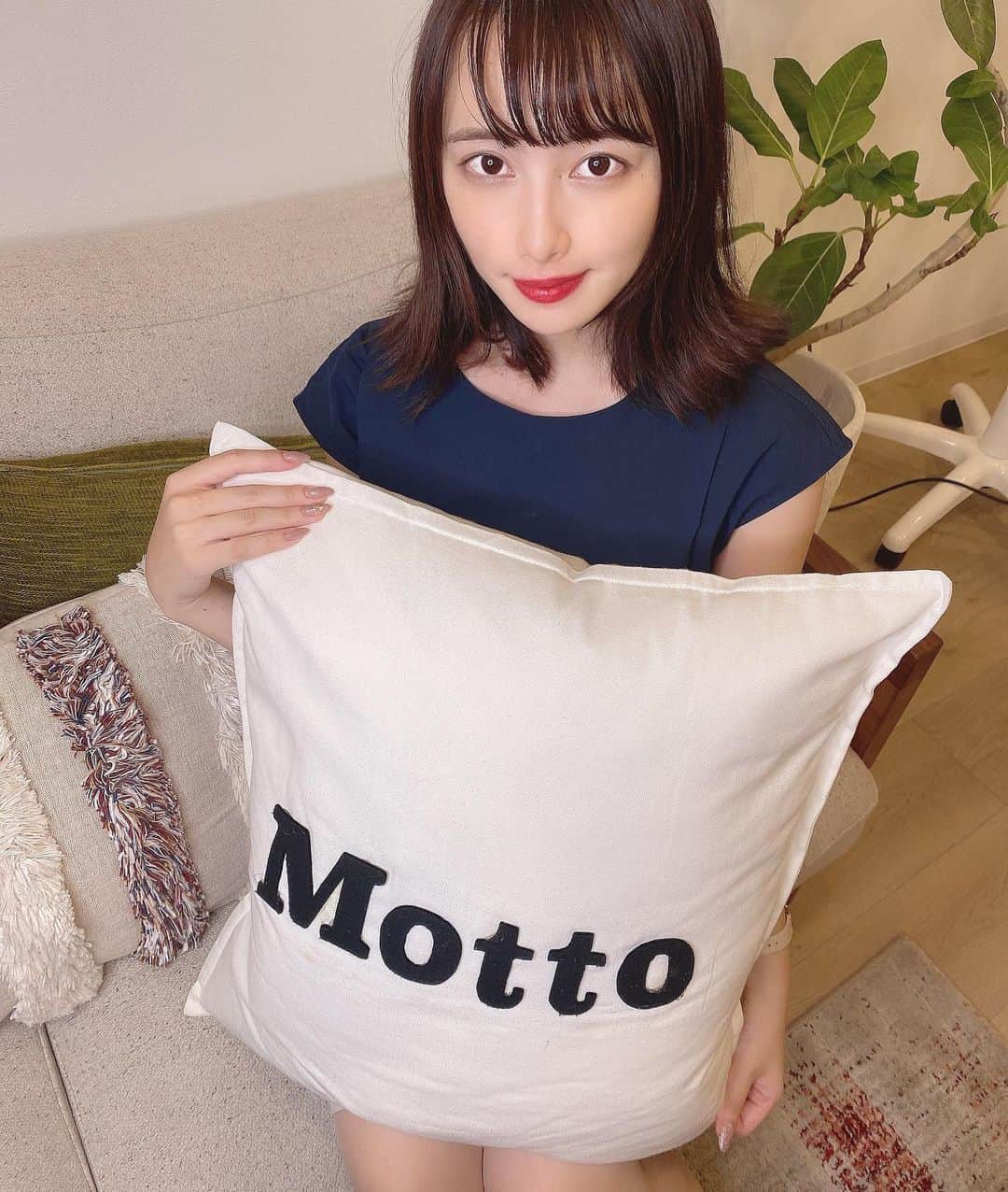 のインスタグラム：「#mottoshinsaibashi ❤︎ @motto_shinsaibashi ❤︎へ！！ . #光豊胸 を体験しに🦌 . #四ツ橋 駅からすぐで便利なところにあったし店内ちょー綺麗やった🤤🤤 . 光豊胸は #豊胸 というくらいやから、 #バストアップ 効果があるねんけど それだけじゃなくて、#健康促進 されて #ホルモンバランス が安定、ハリがでるんだとか！ しかも #手術なし #注射なし #副作用 なし #短時間 #低料金 🥰🥰🥰 気になりすぎて行ってきた〜🥺念願、、！！ . 最初は #マッサージ と #カッサ やねんけど、めっちゃ腕とかゴリゴリしてもらった🤤#痛気持ちいい ！ そのあと #光 を当てていくねんけど、痛いのかと思ったら全然痛くなくてあったかい感じやった🐑眠くなるくらい！笑 . 終わった後触れて変わったって実感した🥺！すごい！また行きたい🥺！ 1回16000円(初回は15000円)やねんけど 12回コースやったら1回あたり15000円で1000円お得やねん😳 迷っちゃうよね😳 . 他にも #脱毛 とか #痩身 とか #ホワイトニング とかもあるから気になる人行ってみて😆 ちなみに11/8まで #ビッグセール ということでお得にいけるみたい！！ 2枚目に価格載せてるから見てみて！！！」