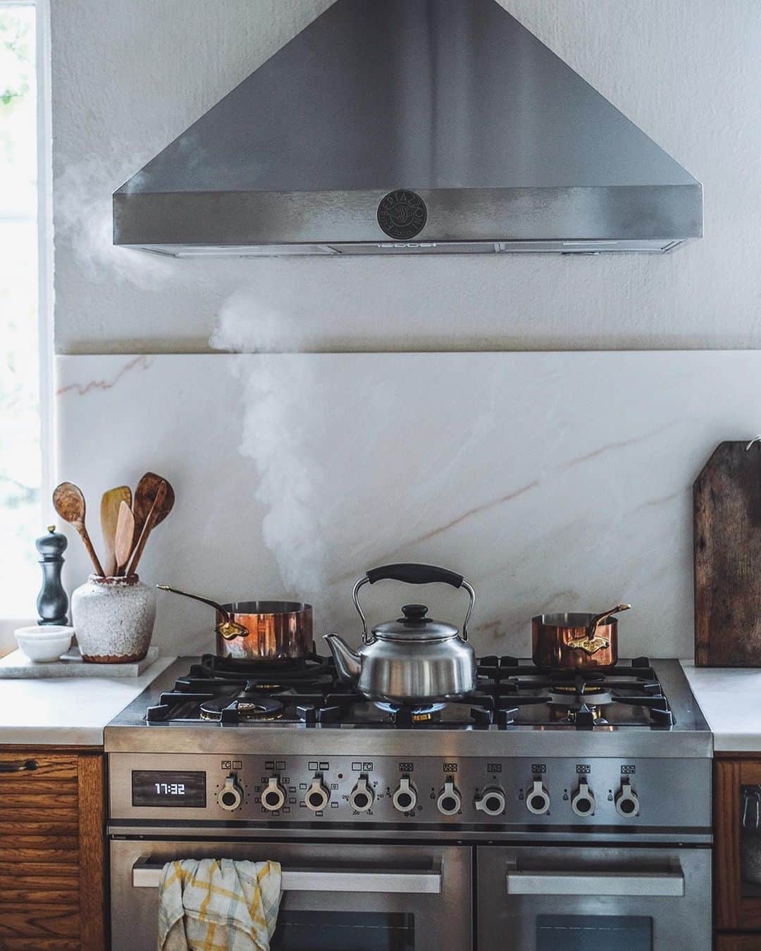 Our Food Storiesさんのインスタグラム写真 - (Our Food StoriesInstagram)「Werbung|Advertisement Finding the perfect range cooker for our kitchen in Sweden took us some days of research and we are so happy that we discovered @bertazzoni_official 🌟 It‘s truly the best one we cooked with and it‘s not only beautiful to look at, it also has a great quality. See more of our kitchen make over on the blog, link is in profile. Happy Monday guys! #bertazzoni  ____ #ourfoodstories #kitcheninspo #devolkitchens #kitcheninterior #kitchendecoration #woodenkitchen #haberdashery #stove #rangecooker #schönerwohnen #vogueliving #marblesink #germanfoodblogger #kitchenremodel #foodphotographer #foodstylist #swedenhouse」10月20日 0時00分 - _foodstories_