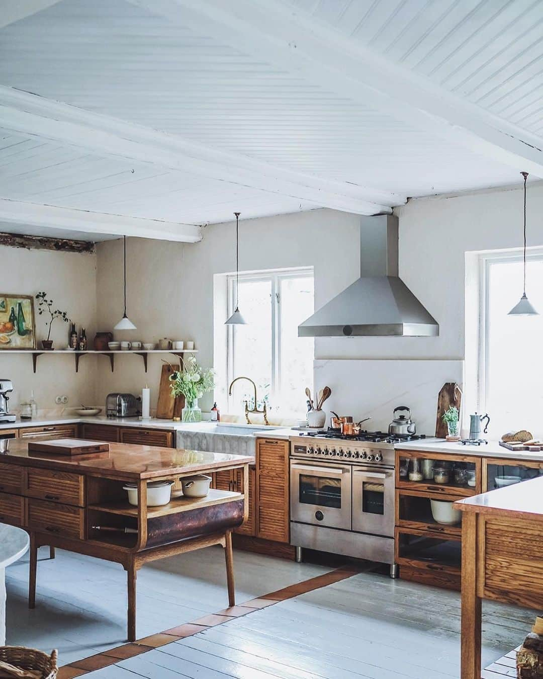 Our Food Storiesさんのインスタグラム写真 - (Our Food StoriesInstagram)「Werbung|Advertisement Finding the perfect range cooker for our kitchen in Sweden took us some days of research and we are so happy that we discovered @bertazzoni_official 🌟 It‘s truly the best one we cooked with and it‘s not only beautiful to look at, it also has a great quality. See more of our kitchen make over on the blog, link is in profile. Happy Monday guys! #bertazzoni  ____ #ourfoodstories #kitcheninspo #devolkitchens #kitcheninterior #kitchendecoration #woodenkitchen #haberdashery #stove #rangecooker #schönerwohnen #vogueliving #marblesink #germanfoodblogger #kitchenremodel #foodphotographer #foodstylist #swedenhouse」10月20日 0時00分 - _foodstories_