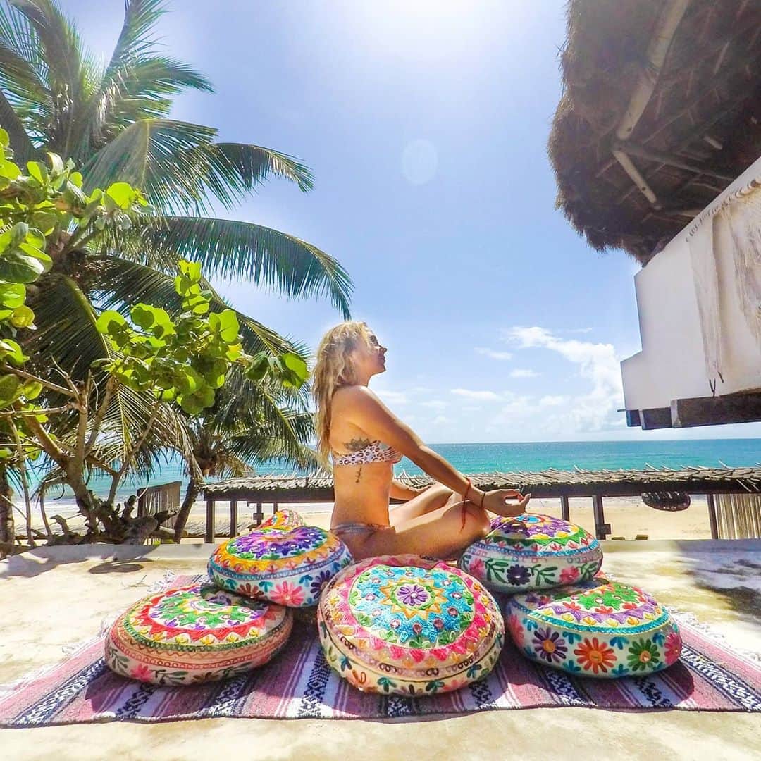 アリサ・ラモスさんのインスタグラム写真 - (アリサ・ラモスInstagram)「Tulum is THE place to go in the @mexican.caribbean for all things yoga and meditation related!  Whether it's a gal pal getaway or a solo rejuvenation mission, you'll find that Tulum has something to soothe every soul!   Recently I was staying at the @AmansalaTulum Eco Chic Resort, right on the beach, where they have a gorgeous yoga and meditation studio overlooking the Caribbean 🤤 With multiple class options from yoga, to Mayan mud ceremonies! (I did one, it was epic).  What I loved most about Amansala though, was their sincere desire to encourage solo travelers and digital nomads to come escape there. They say, "If not now, when?" and interpret it as, you don't need to wait for others to go, just go. Which as you know, has been my mantra for the past 7 years!  If you'd like to see what a yoga class is like at Amansala, join one digitally for free tomorrow on their Live or on @andreaxtendbarre!  Hopefully it will encourage you to grab your laptop, swimsuit, and some yoga pants, and head on over to Tulum!  Raise your hand emoji below if you are in need of a soul rejuvenating retreat??  #amansala #tulum #mexicancaribbean #phgpartner #meditation #yoga #wellness #mylifesatravelmovie」10月20日 0時02分 - mylifesatravelmovie