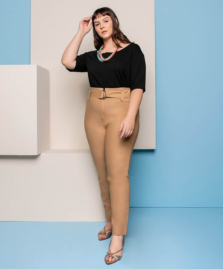 のインスタグラム：「A calça clochard é uma junção entre a calça cenoura e a de cintura alta. Ela foi muito forte nos anos 80 junto com as calças baggy e voltou com tudo nas últimas temporadas, nas mais diversas peças, do jeans à alfaiataria. E você, já tem a sua? #decencia #calçaclochard #modaplus #bodypositive」