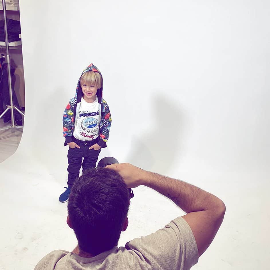 ミケーレ・カンポレーゼのインスタグラム：「🚦 Teppista 🔫  #unmondoacolori#TommasoGregorio#bookphotography#babyboy#man 🧨🧲」