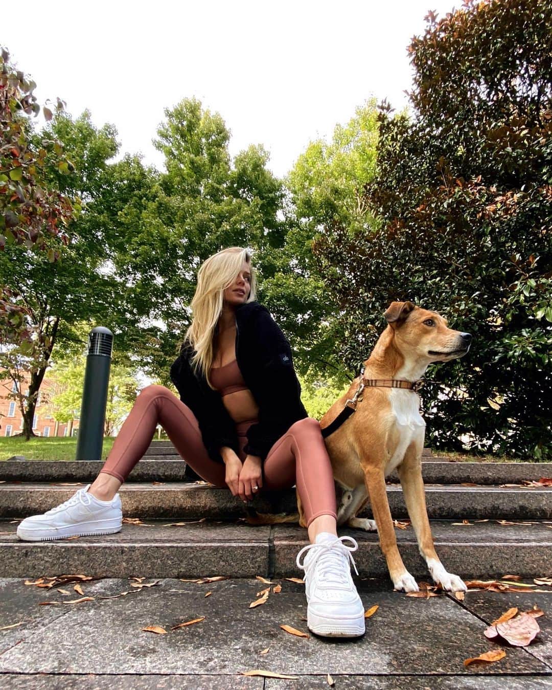 ダニエル・クヌッドソンのインスタグラム：「Chestnut & The new Cargo Sherpa Jacket @aloyoga @alo , this color 🔥🌰 #alo #aloyoga」