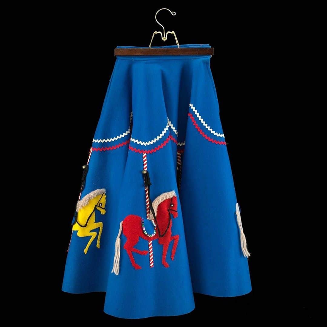 国立アメリカ歴史博物館さんのインスタグラム写真 - (国立アメリカ歴史博物館Instagram)「Lois Greene made this carousel skirt—complete with rick rack and carousel horse appliques, sequins, bells and a button trim—for herself in the 1950s. According to Greene, she often paired the skirt with a cowl neckline pink velveteen blouse—also handmade—as well as black suede baby doll high heels, and a black velveteen clutch purse. (Swipe to take closer look at the skirt, as well as Greene's other clothing designs from the period).   Throughout U.S. history, girls have used fashion to transform themselves, markets, and ideas about gender and growing up. After World War II, teen girls demanded clothing made just for them. Finding nothing in department stores, they got creative and made their own clothes or remixed from boys' closets. When marketers and retailers gave in to these demands, it marked the beginning of teen fashion. Teens had money to spend, and advertisers began to see them as a unique, age-defined market. Marketers studied their buying habits on behalf of businesses and created advertising for everything from music to clothing. In the 1950s, most girls wore skirts, the dominant and gender-defining item in every closet.   Follow the link in our bio to visit our new exhibition, Girlhood: It's complicated, and explore how girls have made used fashion to produce culture. (You can also see Greene's skirt in #3D!): http://s.si.edu/ghood-fashion   #AmericanHistory #GirlhoodHistory #GirlHistory #Girlhood #WomensHistory #FashionHistory   Girlhood: It's complicated received support from the Smithsonian American Women’s History Initiative. #BecauseOfHerStory」10月20日 0時07分 - amhistorymuseum