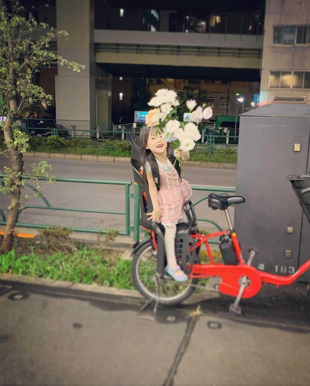 菊地由美さんのインスタグラム写真 - (菊地由美Instagram)「* お花を買いに行ったら プロポーズさりた💐👰🏻🤵 😍😍😍 #めーちゃん4歳#yumiandmusume#🌺👧」10月20日 0時09分 - yumikikuchi