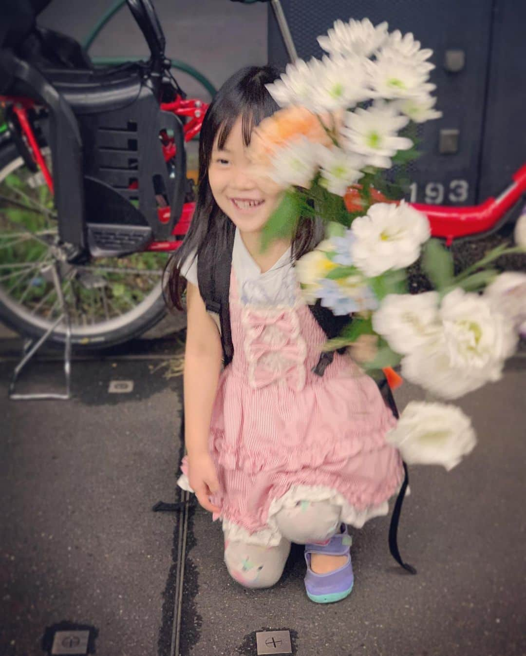 菊地由美のインスタグラム：「* お花を買いに行ったら プロポーズさりた💐👰🏻🤵 😍😍😍 #めーちゃん4歳#yumiandmusume#🌺👧」