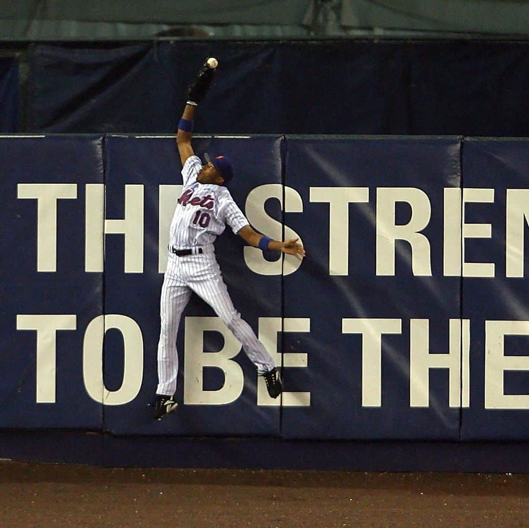 ニューヨーク・メッツさんのインスタグラム写真 - (ニューヨーク・メッツInstagram)「#OTD in 2006, @endychavezofficial had Shea rocking with this catch.」10月20日 0時09分 - mets