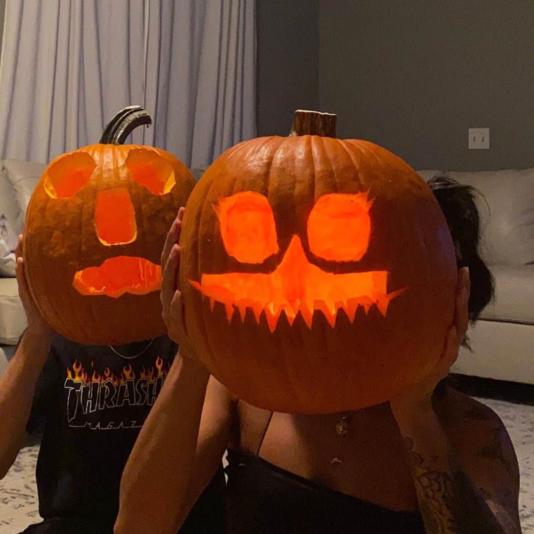 ジェイク・イラーディのインスタグラム：「Spooky szn 🎃」
