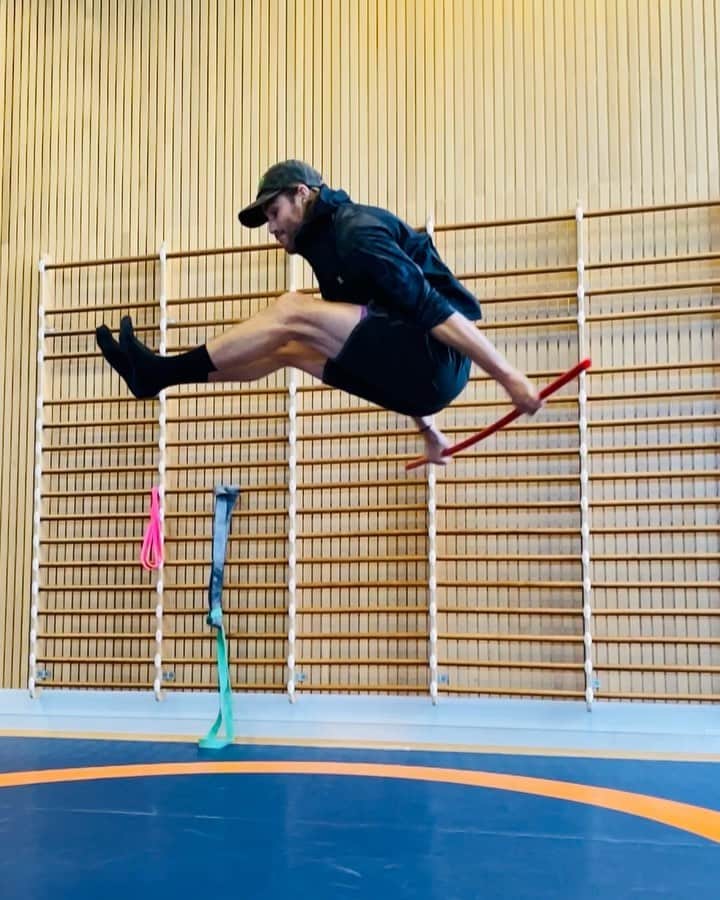 ステール・サンドベックのインスタグラム：「Monday Challenge☝🏼 Saw someone do this online, and had to give it a go🤺 #NeverGrowUp」