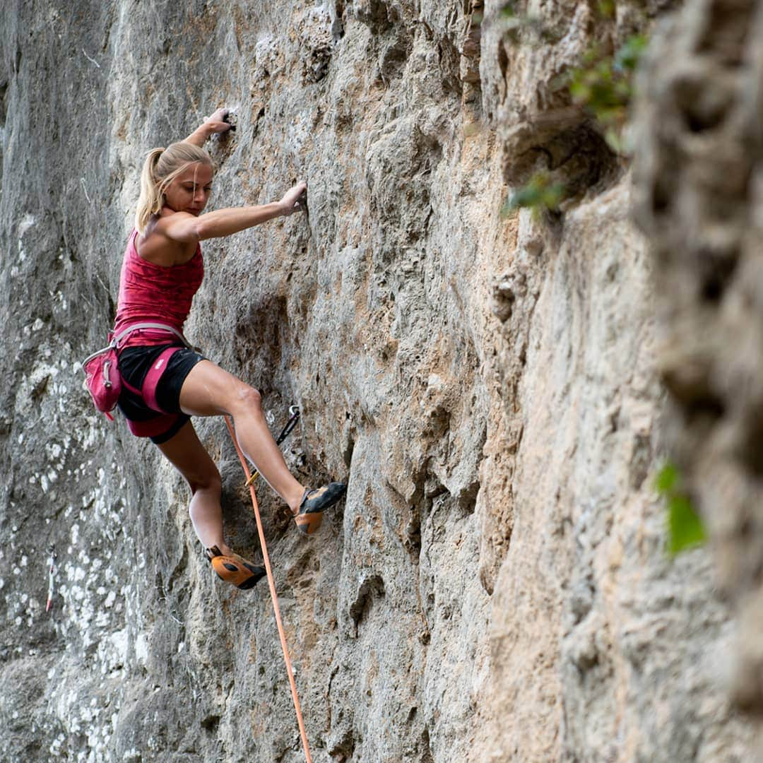 カタリーナ・ザーヴァインさんのインスタグラム写真 - (カタリーナ・ザーヴァインInstagram)「My favourite moments in climbing?  When I'm in the flow, not thinking about anything and I'm just climbing. In those moments I'm totally in peace with myself and I don't think about anything.   Photo by @jorgverhoeven in Ulassai #climbing #psychology #intheflow #ulassai #itsgreatoutthere #accesstheinaccessible #foryourmountain #bornwild」10月20日 0時19分 - katha_saurwein