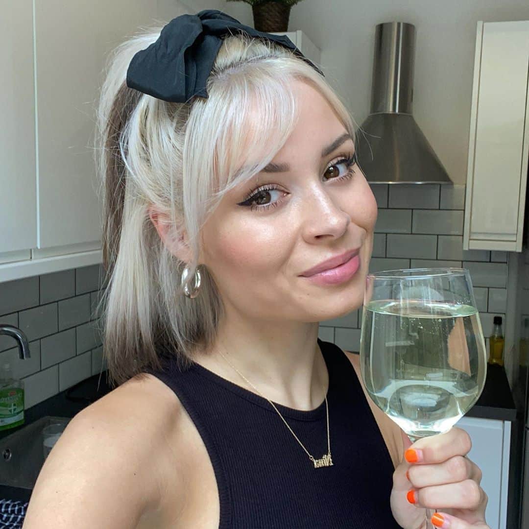ニーナ・ネスビットのインスタグラム：「cheers to 300k of you! ✨🍷 thanks for embracing my weird videos during lockdown and making 2020 a whole lot more bearable / giving me something to do lol. happy monday... it’s 5 o’clock somewhere. 🤷🏼‍♀️」