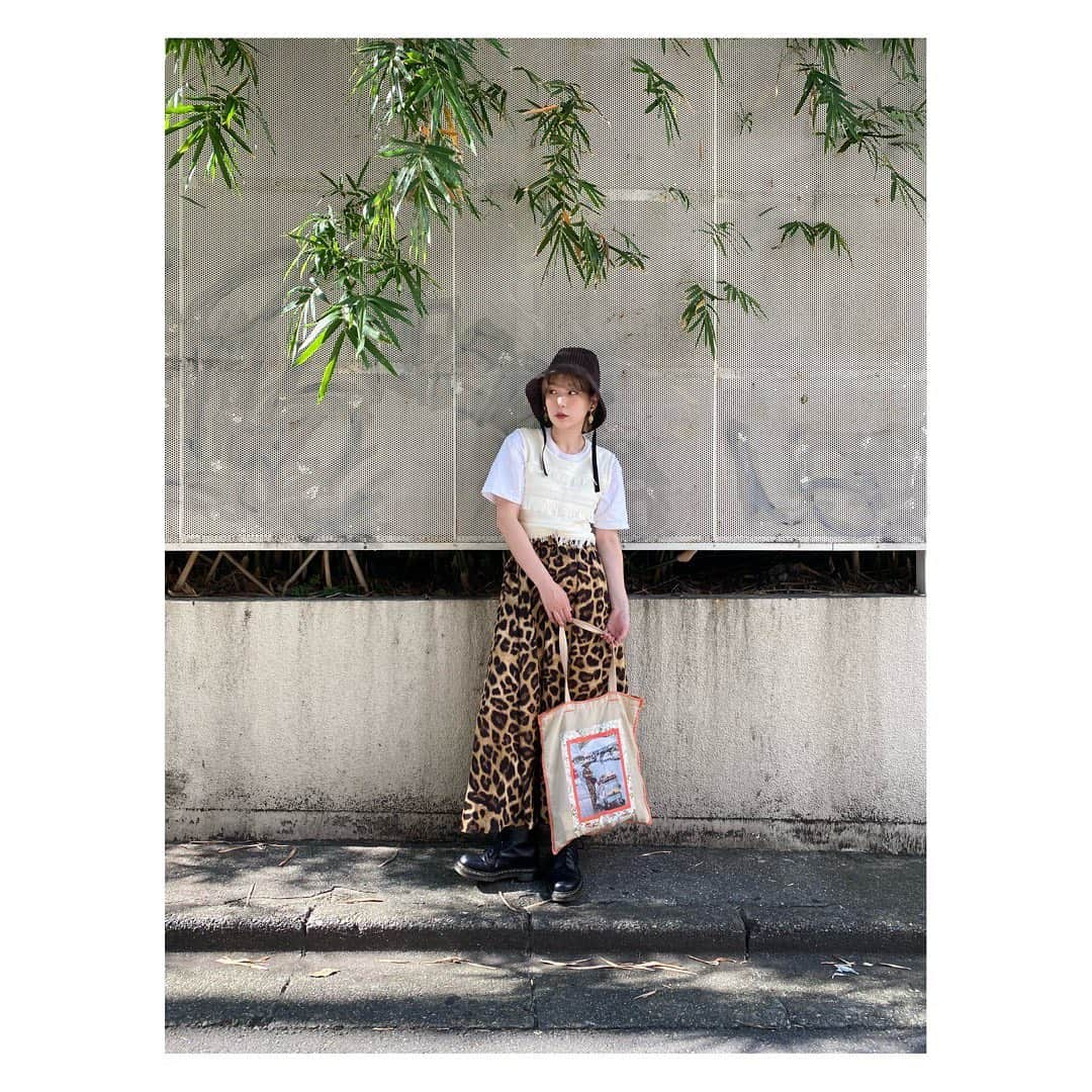 高槻かなこさんのインスタグラム写真 - (高槻かなこInstagram)「. 🐆🍃 #着回しきんちゃん . 帽子　#beams Tシャツ　#hm ニット　#beams スカート　#ships バッグ　#casselini  シューズ　#drmartens  . . まだ半袖の日シリーズ👚 レオパード柄は今年の秋冬もたくさん着ちゃいそうです🐆 . . #fashion #私服 #高槻かなこ #声優」10月20日 0時19分 - kanako.tktk