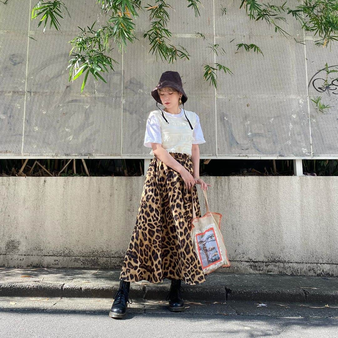 高槻かなこさんのインスタグラム写真 - (高槻かなこInstagram)「. 🐆🍃 #着回しきんちゃん . 帽子　#beams Tシャツ　#hm ニット　#beams スカート　#ships バッグ　#casselini  シューズ　#drmartens  . . まだ半袖の日シリーズ👚 レオパード柄は今年の秋冬もたくさん着ちゃいそうです🐆 . . #fashion #私服 #高槻かなこ #声優」10月20日 0時19分 - kanako.tktk