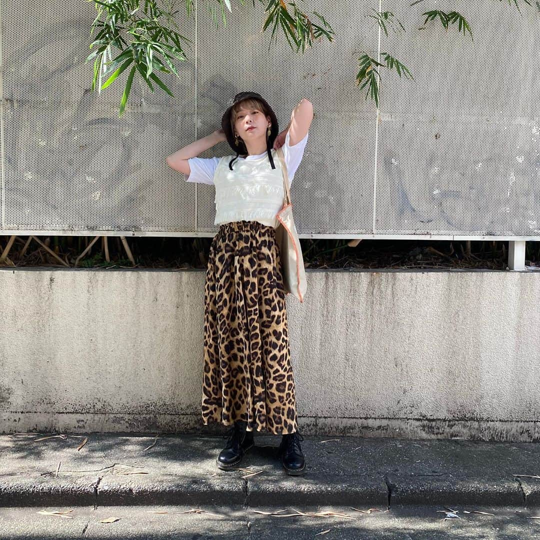 高槻かなこさんのインスタグラム写真 - (高槻かなこInstagram)「. 🐆🍃 #着回しきんちゃん . 帽子　#beams Tシャツ　#hm ニット　#beams スカート　#ships バッグ　#casselini  シューズ　#drmartens  . . まだ半袖の日シリーズ👚 レオパード柄は今年の秋冬もたくさん着ちゃいそうです🐆 . . #fashion #私服 #高槻かなこ #声優」10月20日 0時19分 - kanako.tktk