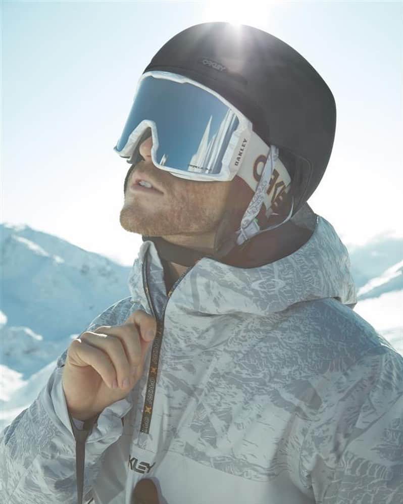 OAKLEYのインスタグラム：「Light up the mountains in the new @stalesandbech collection. 🗻❄️ #ForTheLoveOfSport」