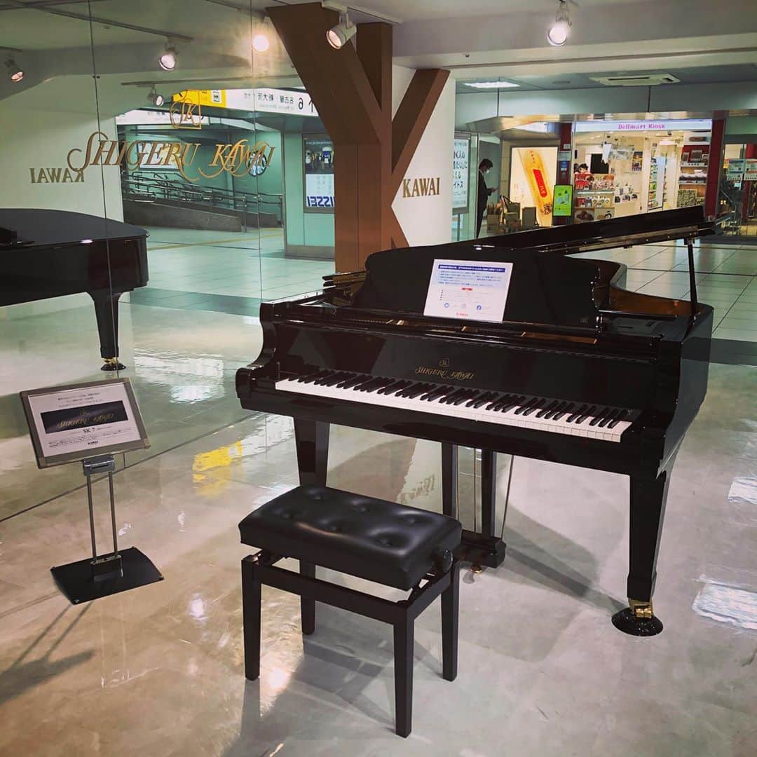 のインスタグラム：「所用で静岡・浜松へ。  さすがは楽器の都、新幹線の改札内に🎹  弾けないので、トライは断念！」