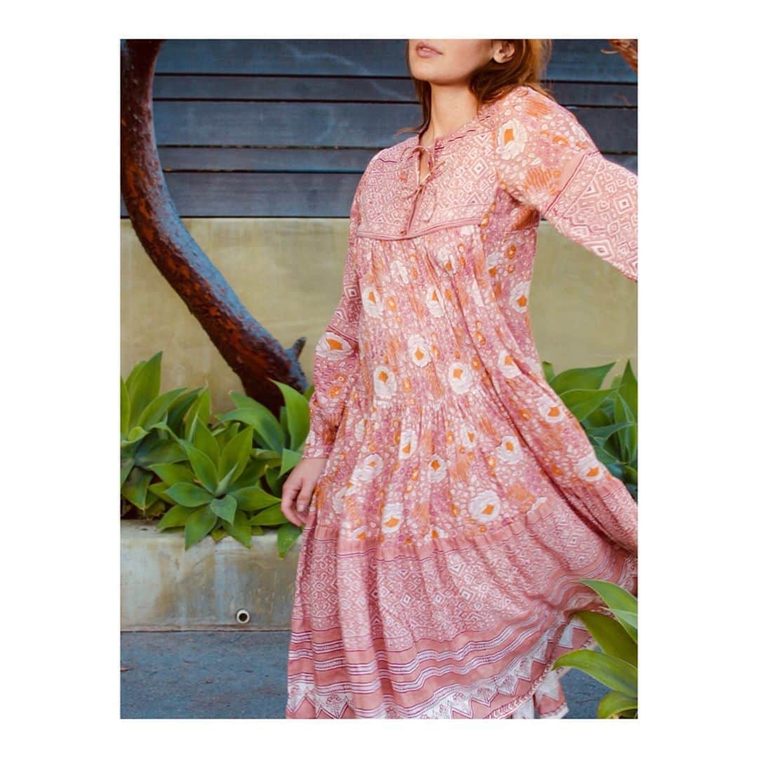 マッタのインスタグラム：「Hello Monday ✨ ...seen here our Yamini Booj Dress ~ link in bio for more ~」