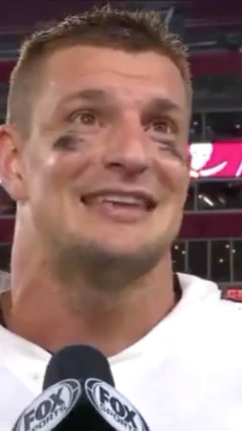 エリン・アンドリューズのインスタグラム：「Always love chatting with this guy! Bye coworker!! 👋🤣 @nflonfox @buccaneers #gobucs #gameday #gronkspike」