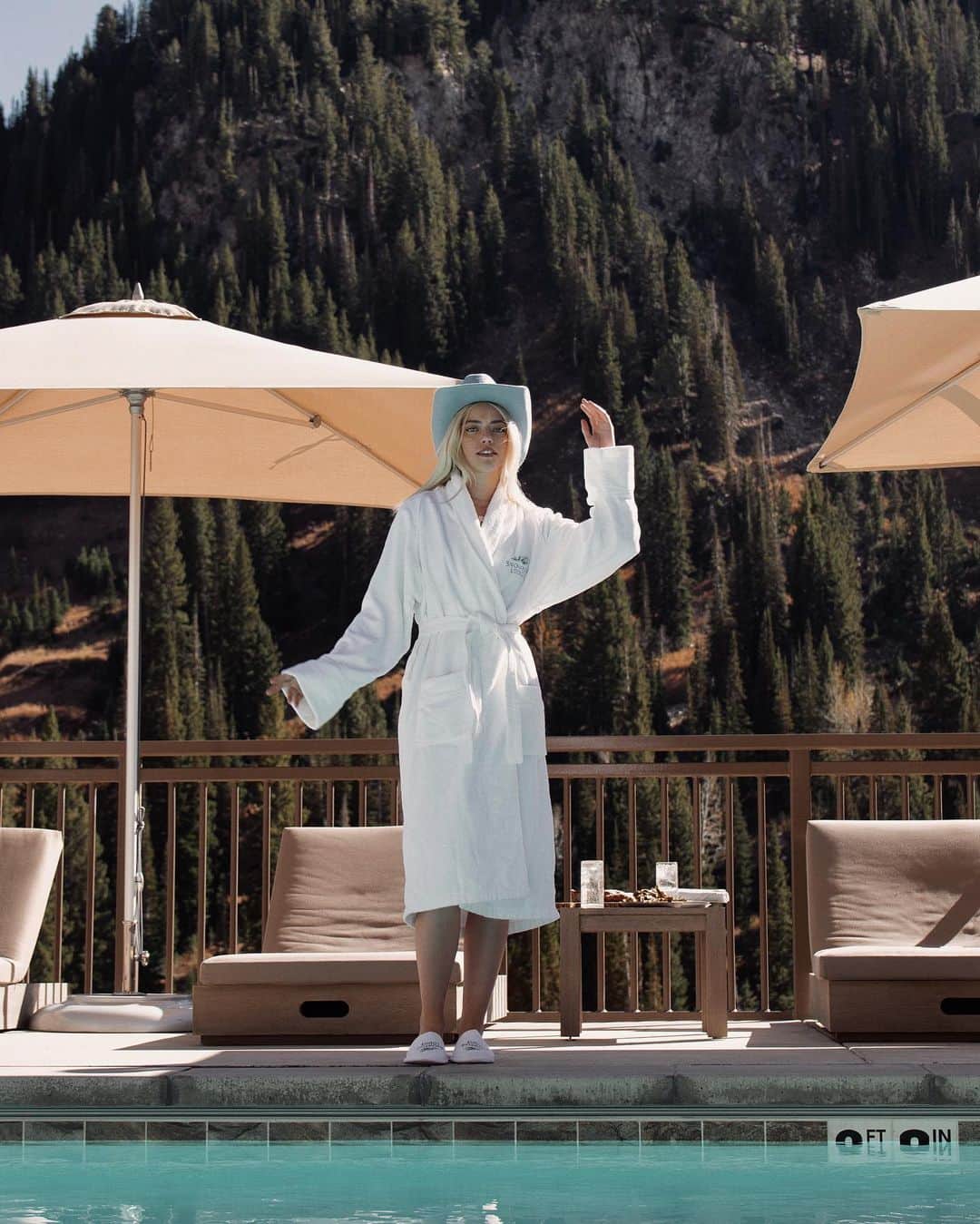 パイパー・アメリカ・スミスのインスタグラム：「Our weekend at The Snowpine Lodge was so special. This place feels like a second home 🤍 Thank you for inviting us to experience your magic and luxury comfort @snowpinelodge」