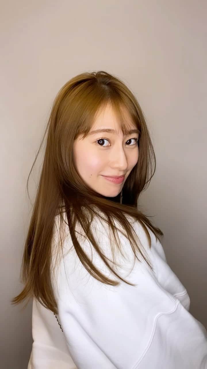 青木大輔のインスタグラム：「玲香ちゃんも気に入ってくれた ケラスターゼのリキッドトリートメント 「K WATER」 今回は、ケラスターゼの通常のトリートメントの後にK WATERでコーティングするというスペシャルメニューです！！ … カットは今回はトリミングだけ。 毛先綺麗にして、毛量を整えました！ … カラーとトリートメントは @manami_tiechel サンが担当。 カラーはもちろん、オイルカラーのINOA。前回やったアッシュをいかしながらオレンジを消すようにマットをのせました。 透明感も欲しいので少しだけバイオレット入れてます！ … カラーもトリートメントもめちゃくちゃ気に入ってくれてました！ … この滑らかさ、伝わりますか〜？？ 滑らかさでツヤツヤなのに軽い！ … このトリートメント… 最高です！！ @reika_s16  #桜井玲香  #beauty  #smile #cute #girl  #tiechel #daisukeaoki #青木ダイスケ @tiechel_press」