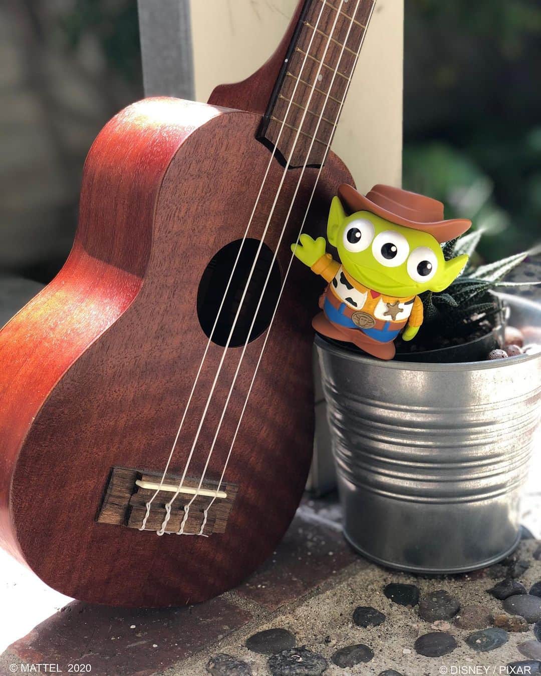 Mattelさんのインスタグラム写真 - (MattelInstagram)「It's a lazy fall afternoon on the porch and @Disney @Pixar #AlienRemix Woody is strumming his guitar...the sweet life indeed #ToyStory」10月20日 0時38分 - mattel
