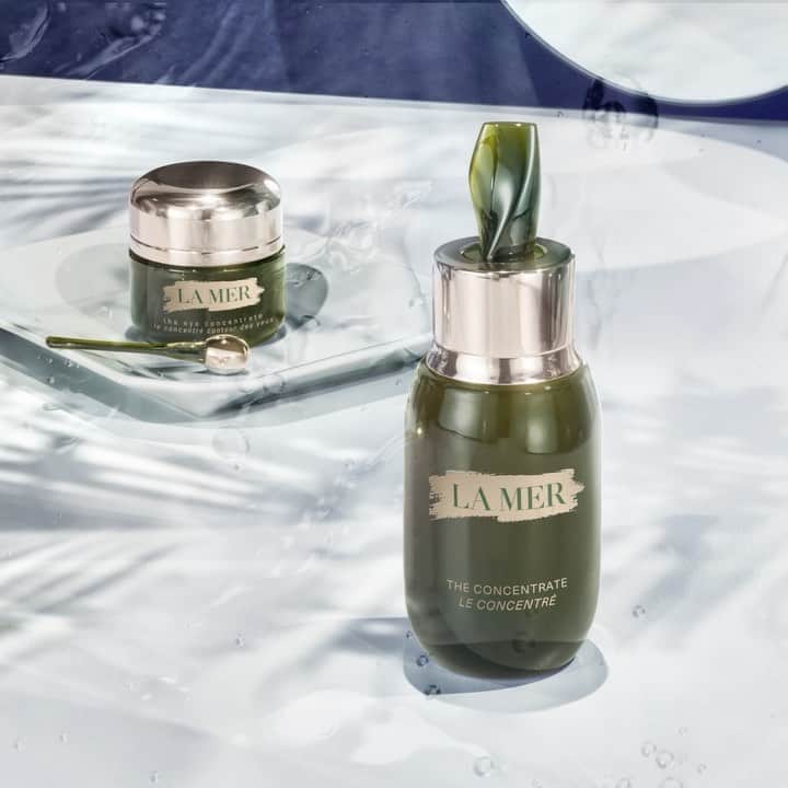 ドゥラメールのインスタグラム：「Your La Mer power players to the rescue. Both infused with a concentrated form of cell-renewing #MiracleBroth, this antioxidant-rich barrier serum and fast-absorbing eye treatment deliver phenomenally focused benefits and a transformative touch of hydration. After just 14 days of using The Concentrate, skin’s natural barrier was significantly strengthened.*⁣ ⁣ *Clinical testing on 23 women.」