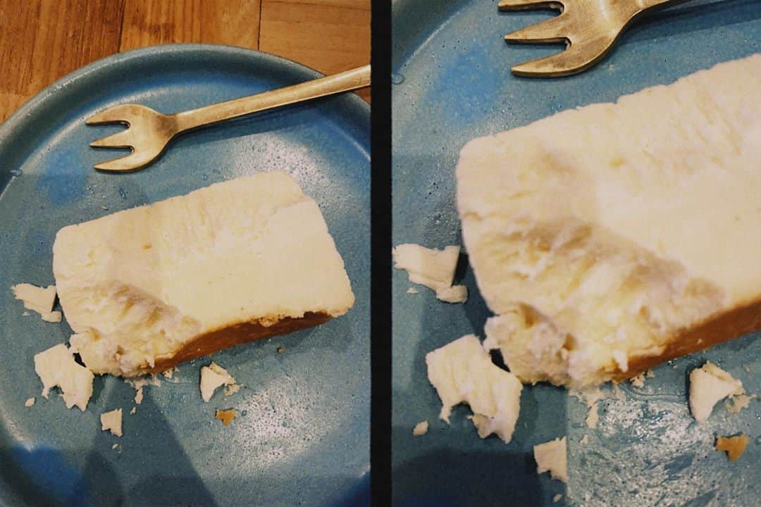 高橋愛さんのインスタグラム写真 - (高橋愛Instagram)「@mr.cheesecake.tokyo 🧀 ㅤㅤㅤㅤㅤㅤㅤㅤㅤㅤㅤㅤㅤ ㅤㅤㅤㅤㅤㅤㅤㅤㅤㅤㅤㅤㅤ ハロウィンバージョンの 南瓜のチーズケーキも 無事に買えたんだ🎃❤️ ㅤㅤㅤㅤㅤㅤㅤㅤㅤㅤㅤㅤㅤ 家族にも送ったから 喜んでもらえますよーに！！！ ㅤㅤㅤㅤㅤㅤㅤㅤㅤㅤㅤㅤㅤ #世界一美味しいチーズケーキ #mrcheesecake  ㅤㅤㅤㅤㅤㅤㅤㅤㅤㅤㅤㅤㅤ 写真のは、ノーマルのやつで 解凍せずに食べてみた。 ㅤㅤㅤㅤㅤㅤㅤㅤㅤㅤㅤㅤㅤ どの食べ方も 本当に美味しい！ ㅤㅤㅤㅤㅤㅤㅤㅤㅤㅤㅤㅤㅤ 2枚目は 檸檬カレーを 豆乳で伸ばして スープにしたやつ😋 ㅤㅤㅤㅤㅤㅤㅤㅤㅤㅤㅤㅤㅤ 美味しかったから 載せちゃう！」10月20日 0時48分 - i_am_takahashi