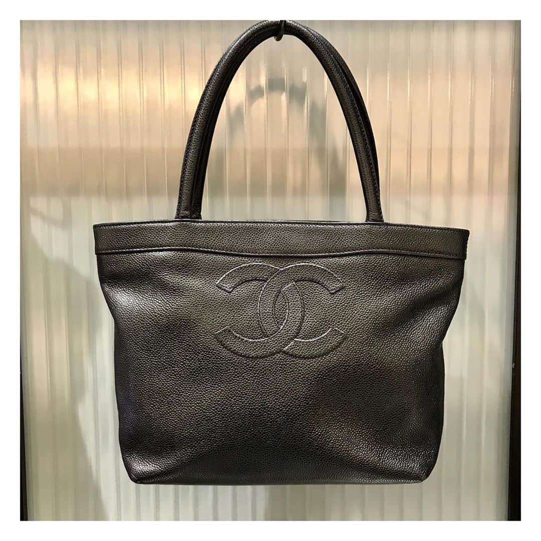 のインスタグラム：「-名古屋タカシマヤゲートタワーモール店-﻿ ﻿ 名古屋タカシマヤゲートタワーモール﻿ ＼ポイント3倍キャンペーン開催中！／﻿ ﻿ 10月14日〜20日の7日間となります。﻿ ﻿ ﻿ vintage chanel bag﻿ ブラック﻿ ¥160,000+tax ﻿ ﻿ vintage chanel bag﻿ ブラウン﻿ ¥140,000+tax﻿ ﻿ ﻿ ﻿ 店舗からの通販対応も可能です！﻿ ﻿ 電話でのご相談受け付けておりますので﻿ 気軽にお問い合わせくださいませ。﻿ ﻿ ﻿ お問い合わせ先:052-589-8937﻿ (営業時間10:00～21:00）﻿ ﻿ ﻿ #hirob　 #hirobnagoyatgm　 #baycrews　 #watch　 #vintage﻿ #bag﻿ #chanel﻿ #vintagechanel﻿ #outfit  #coordinate  #フォロー #ヴィンテージショップ　 #大人コーデ　 #大人カジュアル　 #ベイクルーズ　 #シャネル﻿ #マトラッセ #バッグ #ヒロブ」