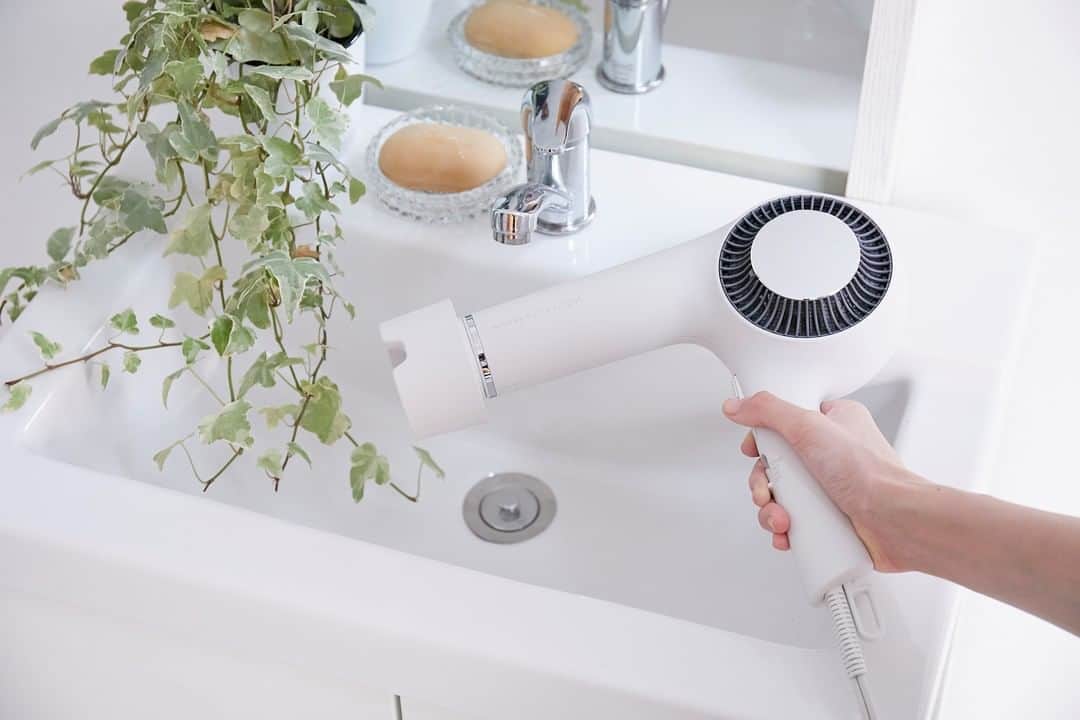 TESCOM テスコムのインスタグラム：「. ＼ドライヤー左右にぶんぶん振って乾かしてませんか？／ . ドライヤーの先端についている<フード>。 何気なく使ってる人も多いのでは😯❓ . #nobbybytescom のドライヤーNIB3001はフードにもこだわっています👀✨ 付属の<ケアドライフード>はムラなく温風を当てるプロのテクニックを再現したフード！ . 髪を乾かす時に、熱さを避けるためについドライヤーを左右に振って乾かしがちなのですが、 <ケアドライフード>を付ければ、熱を一点に集中させることなく均一な熱で髪全体ををやさしく乾かしてくれます❣️ . - - - - - - - - - - - - - - - - - - - - - - - - - ●商品名：プロフェッショナル プロテクトイオン ヘアードライヤー ●品番　：NIB3001 ●カラー：アッシュ - - - - - - - - - - - - - - - - - - - - - - - - - @tescom_beauty . Nobbyに関する情報は@tescom_pro キッチン家電に関する情報は@tescom_kitchen にてご紹介中！ . 毎日使うヘアアイテムは #テスコム または #TESCOM で検索してみて下さいね♡ テスコムのInstagramでは、自分らしさを追求したあなたのキレイづくりに役立つ情報を毎週発信しています！ . #美容 #ヘアスタイル #ヘアサロン #ヘアケア #美活 #艶髪 #ビューティー #モノトーンインテリア #スタイリッシュ家電 #ドライヤー #雑誌掲載 #美容男子 #プロフェッショナル #美容女子 #ダメージケア #美髪ケア #機能性 #速乾 #まとまり #プロ仕様 #おしゃれ家電 #サロンクオリティ #テレビ紹介 #静電気対策 #大風量 #モノトーン家電 #速乾ドライヤー」