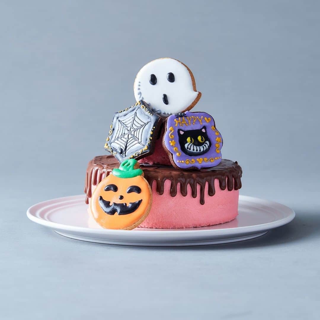 のインスタグラム：「おばけ👻やかぼちゃ🎃がのったかわいいケーキ、ハッピーハロウィンチョコ！  いちごをサンドしたケーキを2段にして、チョコソースをかけました🎵ハロウィンのアイシングクッキーが4枚付いています！  ハロウィンパーティーにいかがですか🎃✨ ＝＝＝＝＝＝＝＝＝＝＝ この投稿をtap→商品を見る、又はプロフィールのショップを見るからご購入頂けます🧁 ＊＊＊＊＊＊＊＊＊＊＊＊＊＊＊＊＊＊＊＊＊＊＊＊＊＊ ⁠ ⁠⁠⁠⁠⁠⁠⁠⁠⁠⁠⁠⁠⁠⁠⁠⁠Cake.jpでは、皆さんからシェアされた⁣⠀⁠⁠⁠⁠⁠⁠⁠ ⁠ 素敵なお祝いのコンテストをおこなっています⁠🙌⁠ ⁠ ⁠⁠⁠ ⁠ 👇フォトジェアニバーサリー参加方法👇⁠ ⁠ ⁠⁠ ※10月より参加方法が変わります  Cake.jpのケーキでのお祝いの様子を⁣⠀⁠⁠⁠⁠⁠⁠⁠⁠ ⁠ @iiicakejp #フォトジェアニバーサリー で タグ付けしてシェアするだけ🌈  ご参加を心よりお待ちしております💡 ⁠ ＊＊＊＊＊＊＊＊＊＊＊＊＊＊＊＊＊＊＊＊＊＊＊＊＊＊ #美味しいもの好きな人と繋がりたい#おうちスイーツ#お取り寄せスイーツ #お家パーティー#お取り寄せグルメ#甘党#素敵なお祝い#スイーツ好きな人と繋がりたい#食べるの好きな人と繋がりたい#お土産#手土産スイーツ#スイーツ好き#スイーツ部#プレゼント#サプライズ#お菓子#いつもありがとう#かわいいスイーツ#娘#娘誕生日#息子#息子誕生日#アイシングクッキー#クッキー#ハロウィン#ハロウィンパーティー#ハロウィンクッキー#かわいいクッキー」