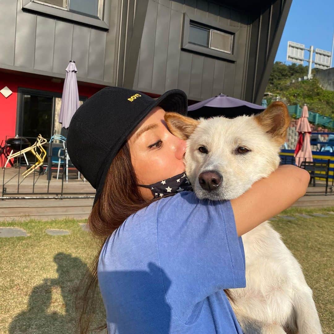 オム・ジョンファさんのインスタグラム写真 - (オム・ジョンファInstagram)「슈퍼야.  산책교육 잘 받아줘. 암마도 잘 배울게.  그래서 우리 어디든 함께가자 !! 오래오래」10月19日 16時06分 - umaizing