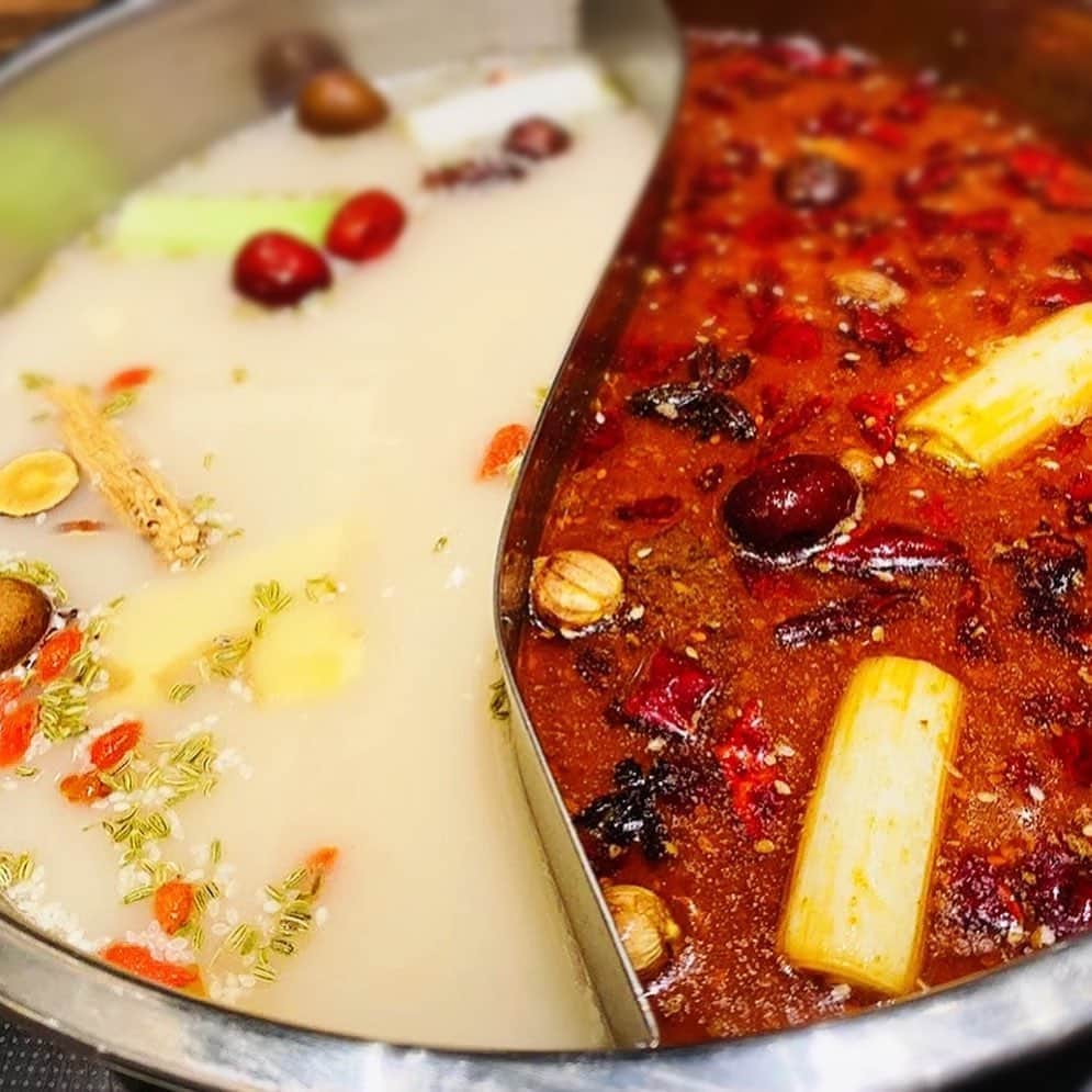 川崎麻世さんのインスタグラム写真 - (川崎麻世Instagram)「野菜も羊もヘルシーに大満足出来る『小肥羊』の火鍋🥘 薬膳も入ってるから、滋養強壮にも良い、カラダに美味しい鍋料理‼️ 一枚目の写真は赤坂で2年前に4カ国の皆さんと大きな円卓で楽しんだ時、その他、名古屋や東京豊洲でも行ってます。 コロナが落ち着いたらまた、皆んなでワイワイ盛り上がりに小肥羊に行きたいな🍻🍲  #小肥羊 #小肥羊フォトコンテスト  #小肥羊フォトコン  #火鍋好き #激辛好きと繋がりたい  #川﨑麻世 #川崎麻世」10月19日 16時07分 - mayokawasaki