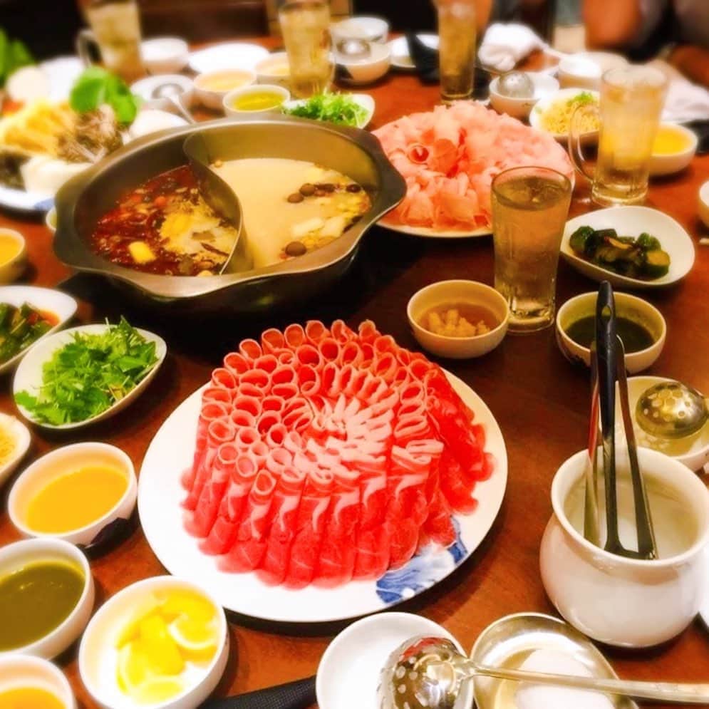 川崎麻世さんのインスタグラム写真 - (川崎麻世Instagram)「野菜も羊もヘルシーに大満足出来る『小肥羊』の火鍋🥘 薬膳も入ってるから、滋養強壮にも良い、カラダに美味しい鍋料理‼️ 一枚目の写真は赤坂で2年前に4カ国の皆さんと大きな円卓で楽しんだ時、その他、名古屋や東京豊洲でも行ってます。 コロナが落ち着いたらまた、皆んなでワイワイ盛り上がりに小肥羊に行きたいな🍻🍲  #小肥羊 #小肥羊フォトコンテスト  #小肥羊フォトコン  #火鍋好き #激辛好きと繋がりたい  #川﨑麻世 #川崎麻世」10月19日 16時07分 - mayokawasaki