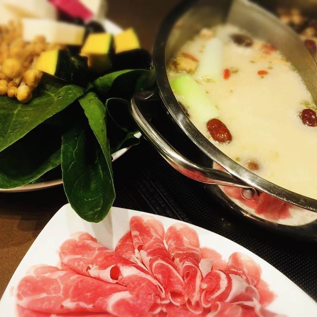 川崎麻世さんのインスタグラム写真 - (川崎麻世Instagram)「野菜も羊もヘルシーに大満足出来る『小肥羊』の火鍋🥘 薬膳も入ってるから、滋養強壮にも良い、カラダに美味しい鍋料理‼️ 一枚目の写真は赤坂で2年前に4カ国の皆さんと大きな円卓で楽しんだ時、その他、名古屋や東京豊洲でも行ってます。 コロナが落ち着いたらまた、皆んなでワイワイ盛り上がりに小肥羊に行きたいな🍻🍲  #小肥羊 #小肥羊フォトコンテスト  #小肥羊フォトコン  #火鍋好き #激辛好きと繋がりたい  #川﨑麻世 #川崎麻世」10月19日 16時07分 - mayokawasaki