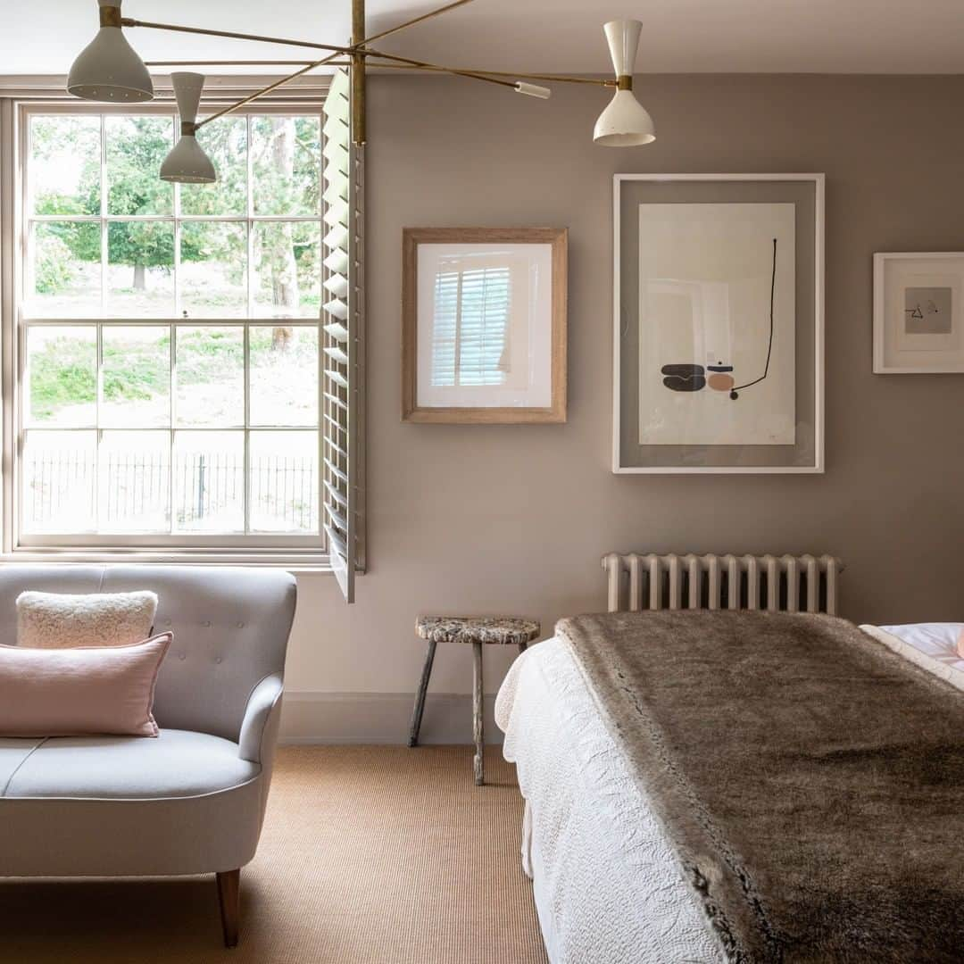 The Modern Houseさんのインスタグラム写真 - (The Modern HouseInstagram)「#forsale Generous Proportions: a Grade II-listed townhouse in Ledbury that combines impressive Georgian proportions with a soft colour palette. Follow the link in our bio for the sales particulars.」10月19日 16時12分 - themodernhouse