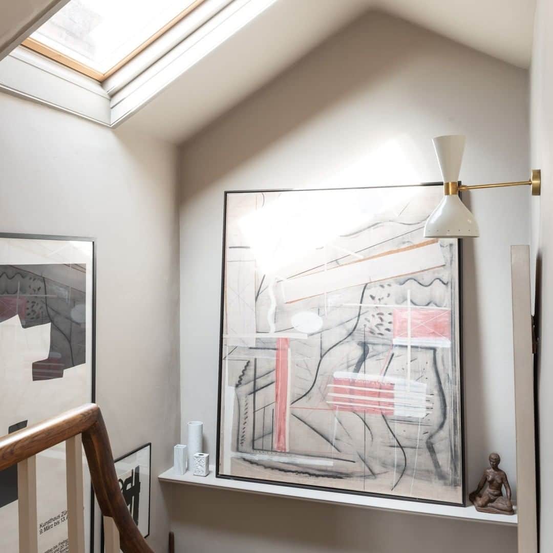 The Modern Houseさんのインスタグラム写真 - (The Modern HouseInstagram)「#forsale Generous Proportions: a Grade II-listed townhouse in Ledbury that combines impressive Georgian proportions with a soft colour palette. Follow the link in our bio for the sales particulars.」10月19日 16時12分 - themodernhouse